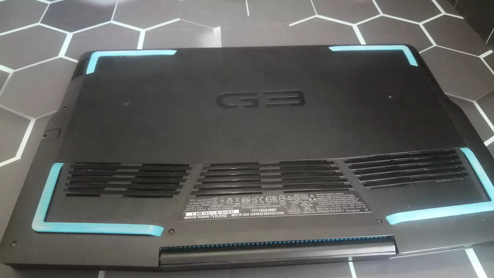 нижняя сторона ноутбука DELL G3 3590