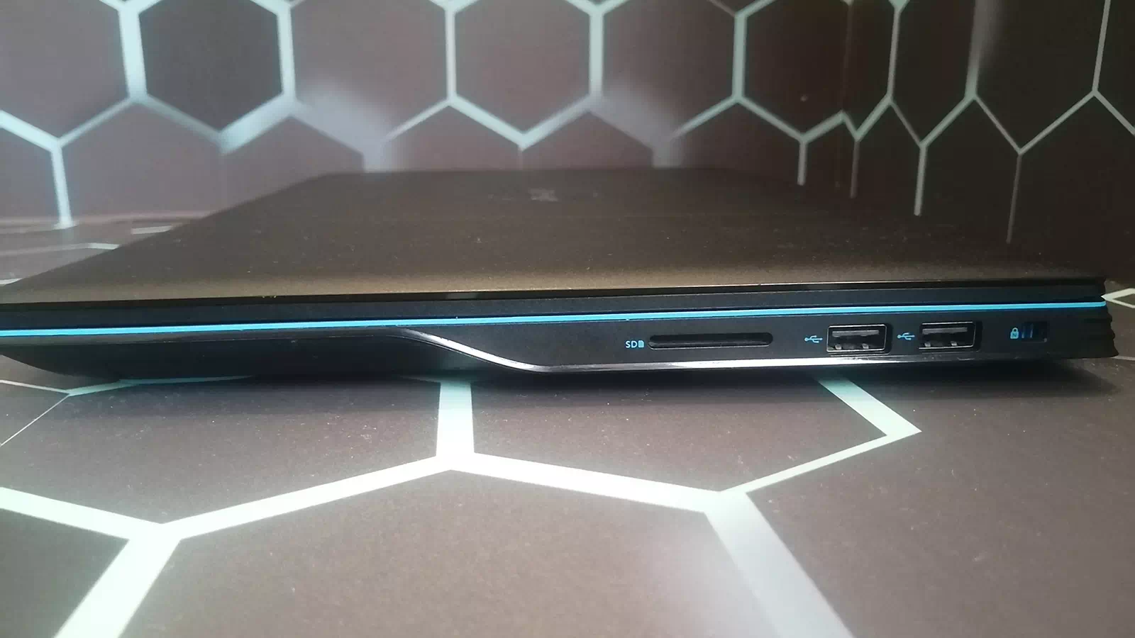 правая сторона ноутбука DELL G3 3590