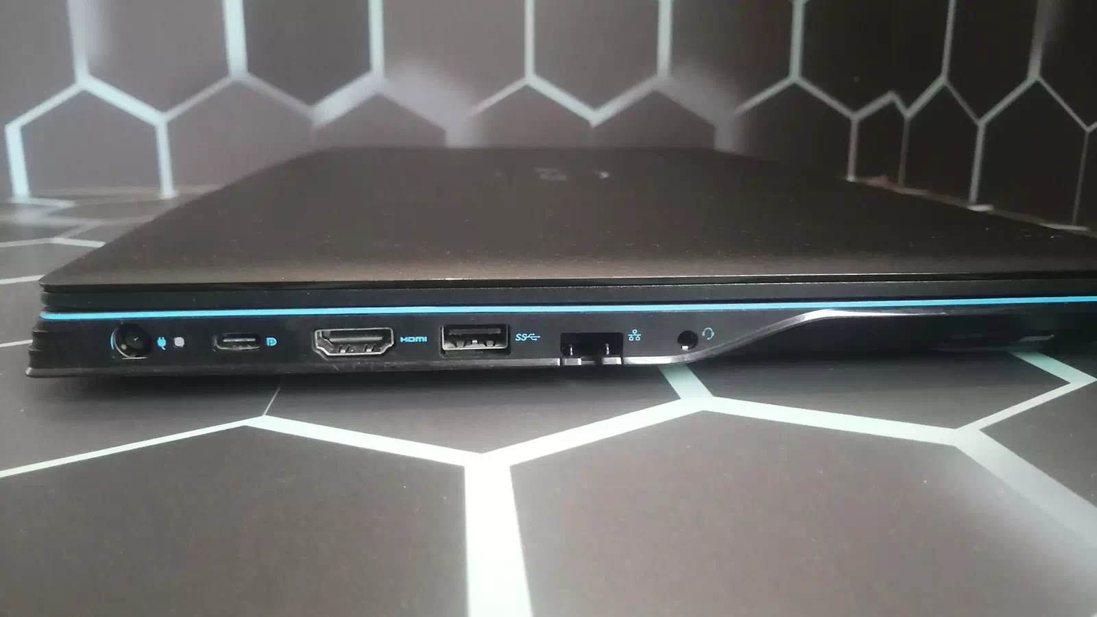 левая сторона ноутбука DELL G3 3590