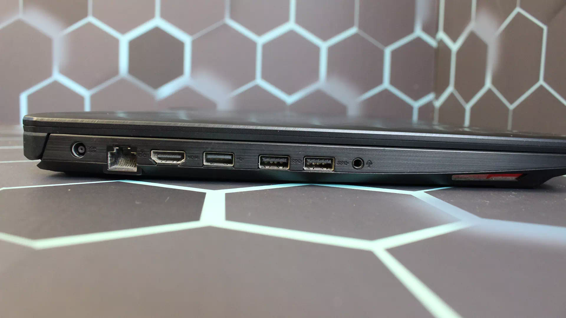 левая сторона ноутбука Asus TUF Gaming FX505DT