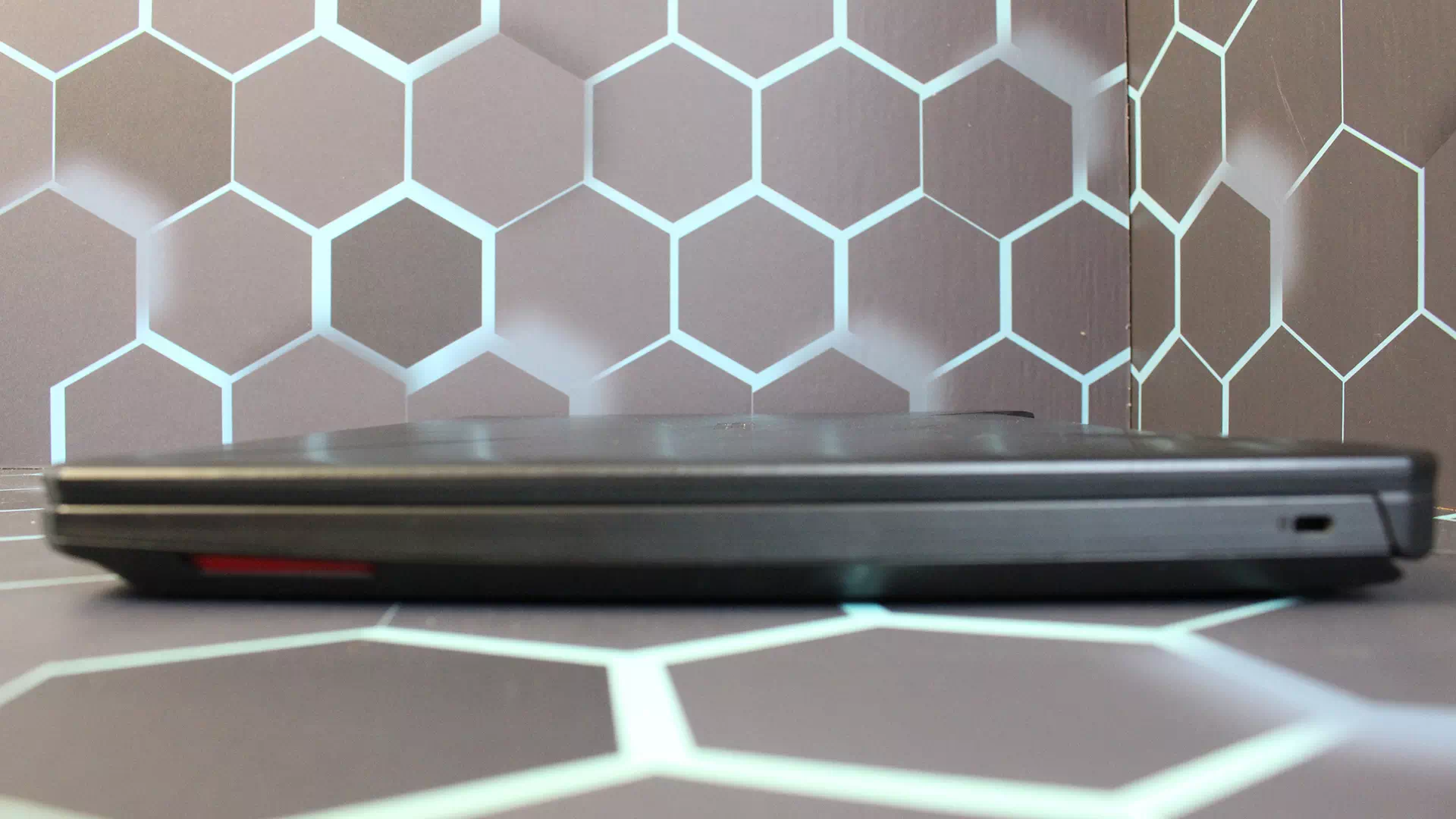 правая сторона ноутбука Asus TUF Gaming FX505DT 