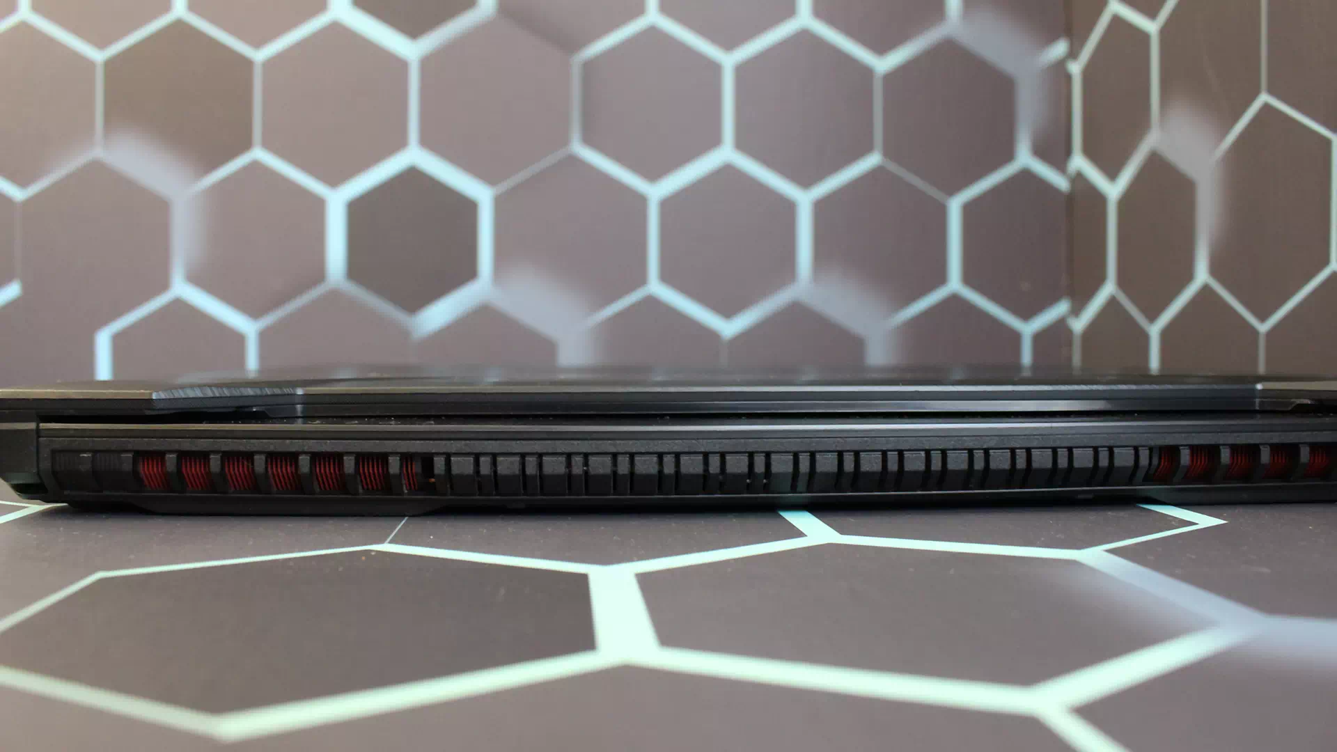 задняя сторона ноутбука Asus TUF Gaming FX505DT 