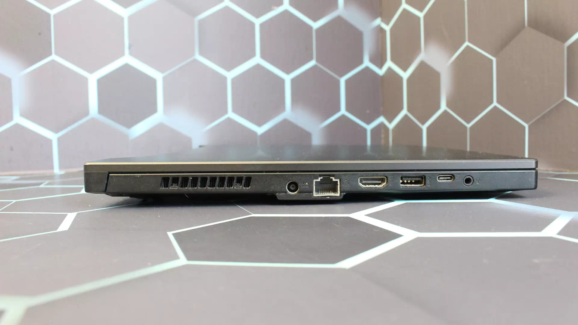 левая сторона ноутбука Asus Dash F15 FX516P