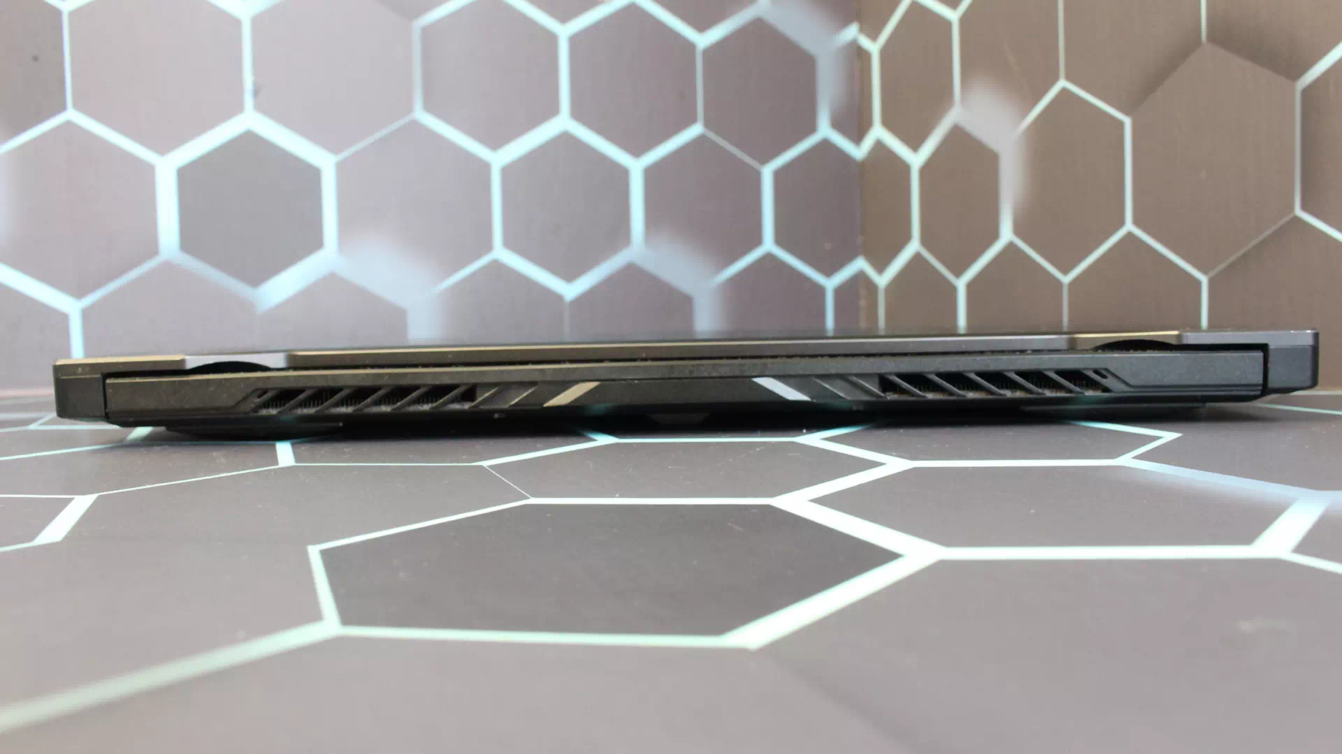 задняя сторона ноутбука Asus Dash F15 FX516P 