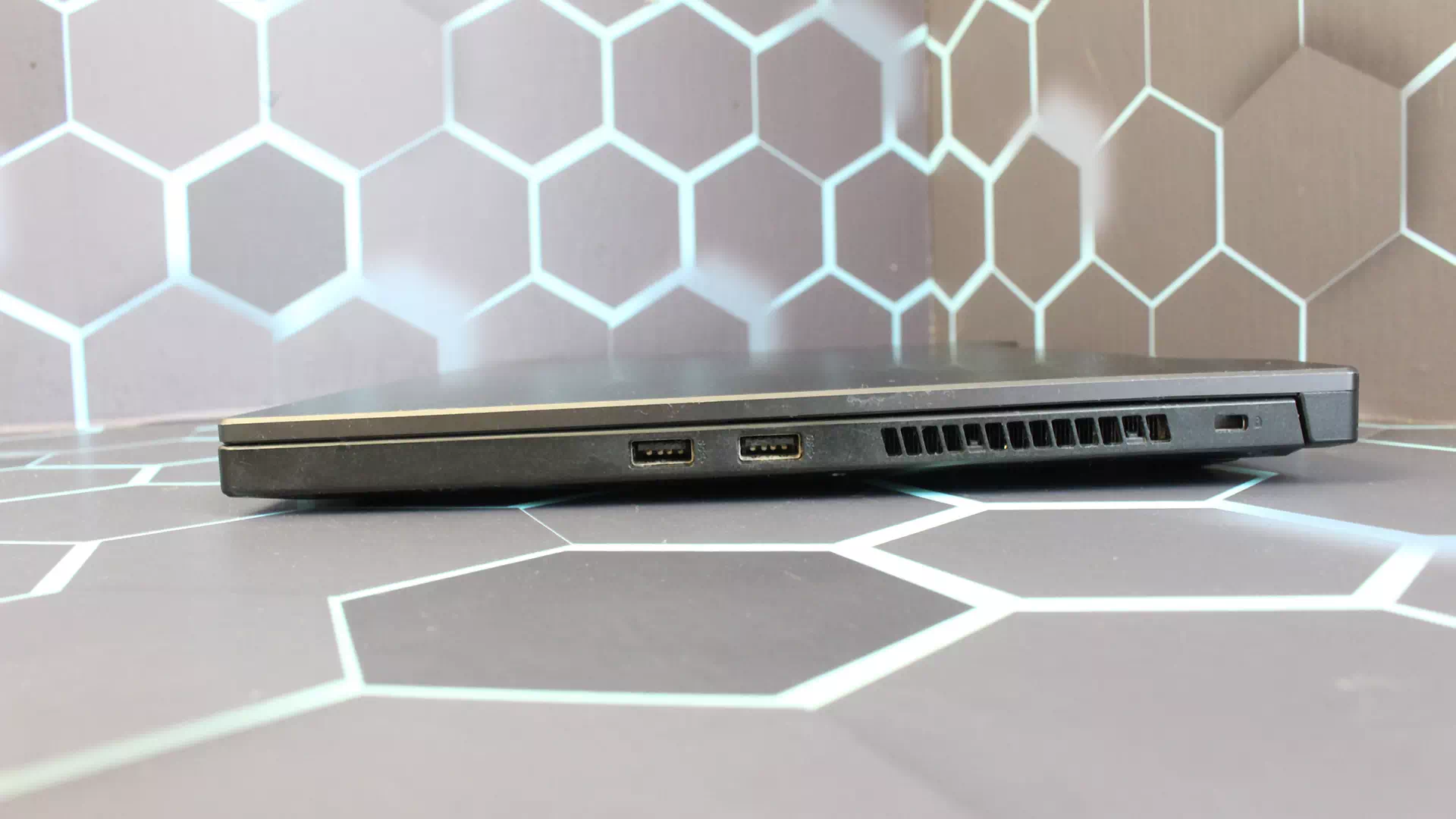 правая сторона ноутбука Asus Dash F15 FX516P 