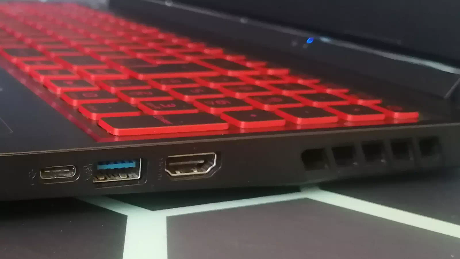 правая сторона ноутбука Acer Nitro 5 правая сторона ноутбука Acer Nitro 5