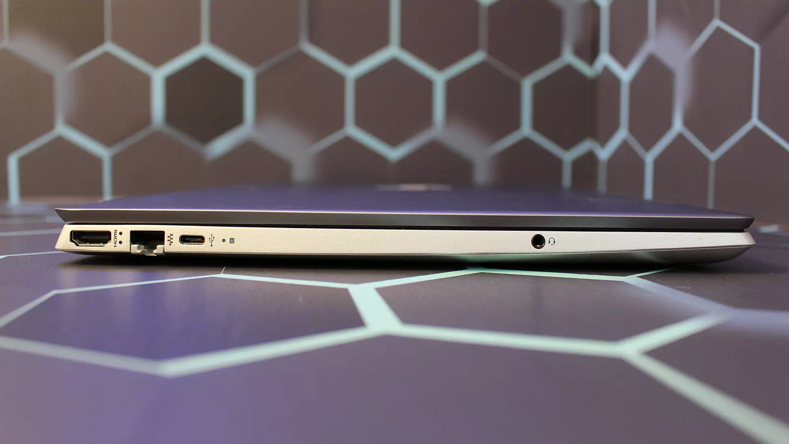 левая сторона ноутбука HP Pavilion 15