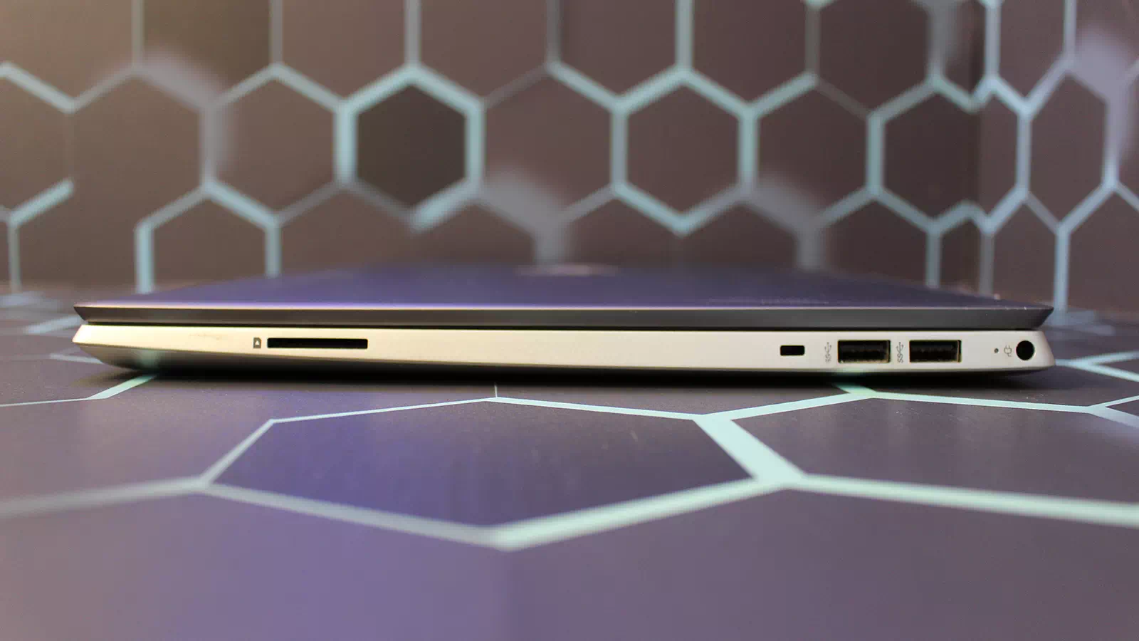 правая сторона ноутбука HP Pavilion 15 